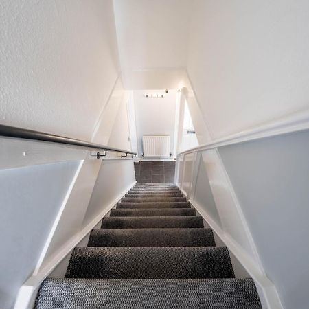 Gatwick Place - 4 Bed 2 Bath Self Contained House With Private Garden Horley Esterno foto