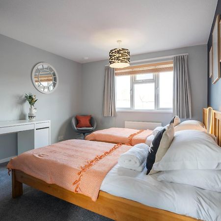 Gatwick Place - 4 Bed 2 Bath Self Contained House With Private Garden Horley Esterno foto