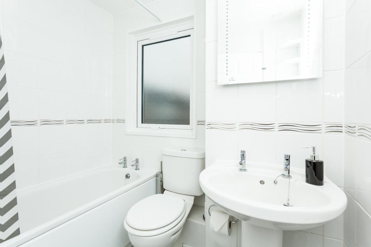 Gatwick Place - 4 Bed 2 Bath Self Contained House With Private Garden Horley Esterno foto