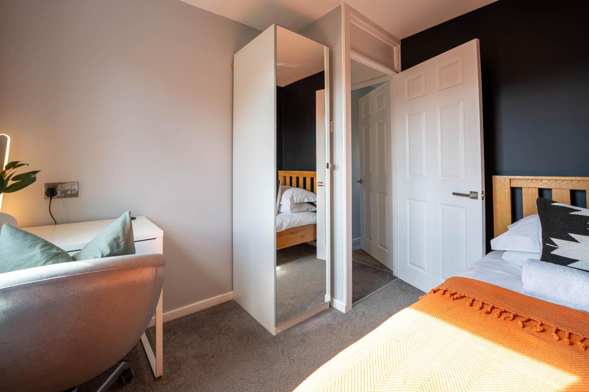 Gatwick Place - 4 Bed 2 Bath Self Contained House With Private Garden Horley Esterno foto