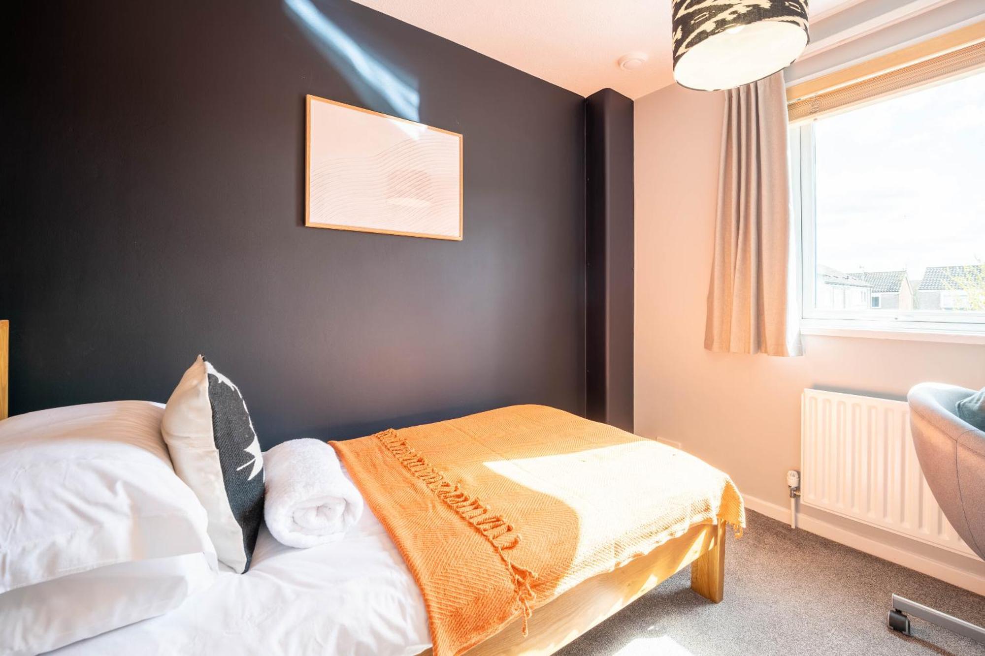 Gatwick Place - 4 Bed 2 Bath Self Contained House With Private Garden Horley Esterno foto