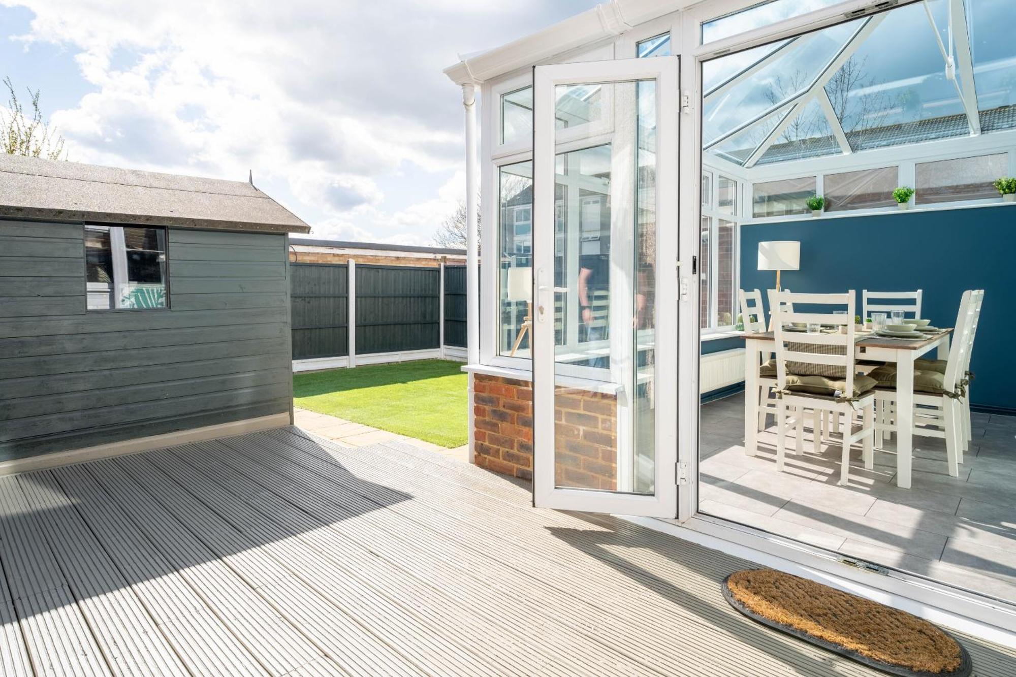 Gatwick Place - 4 Bed 2 Bath Self Contained House With Private Garden Horley Esterno foto