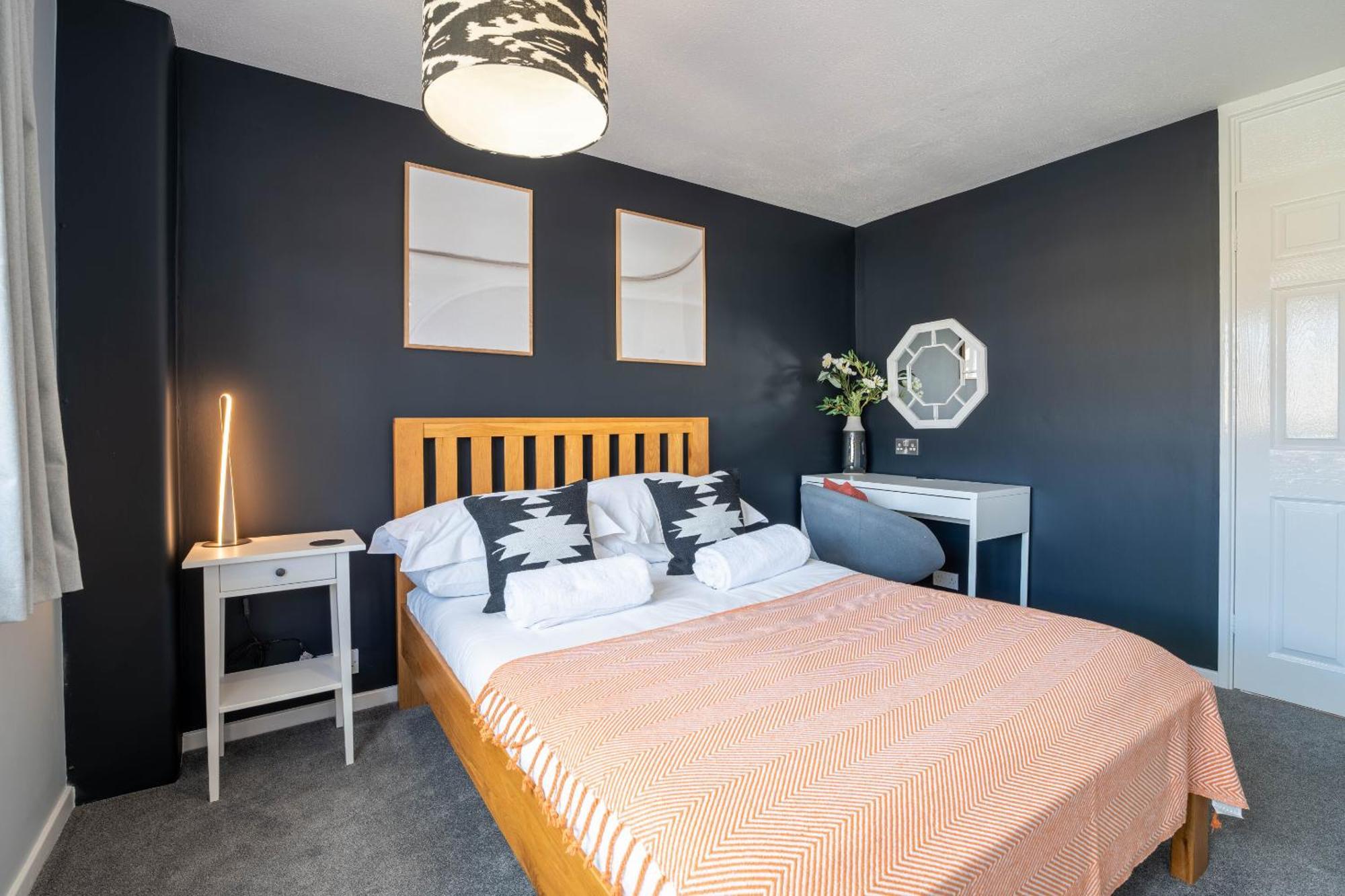 Gatwick Place - 4 Bed 2 Bath Self Contained House With Private Garden Horley Esterno foto