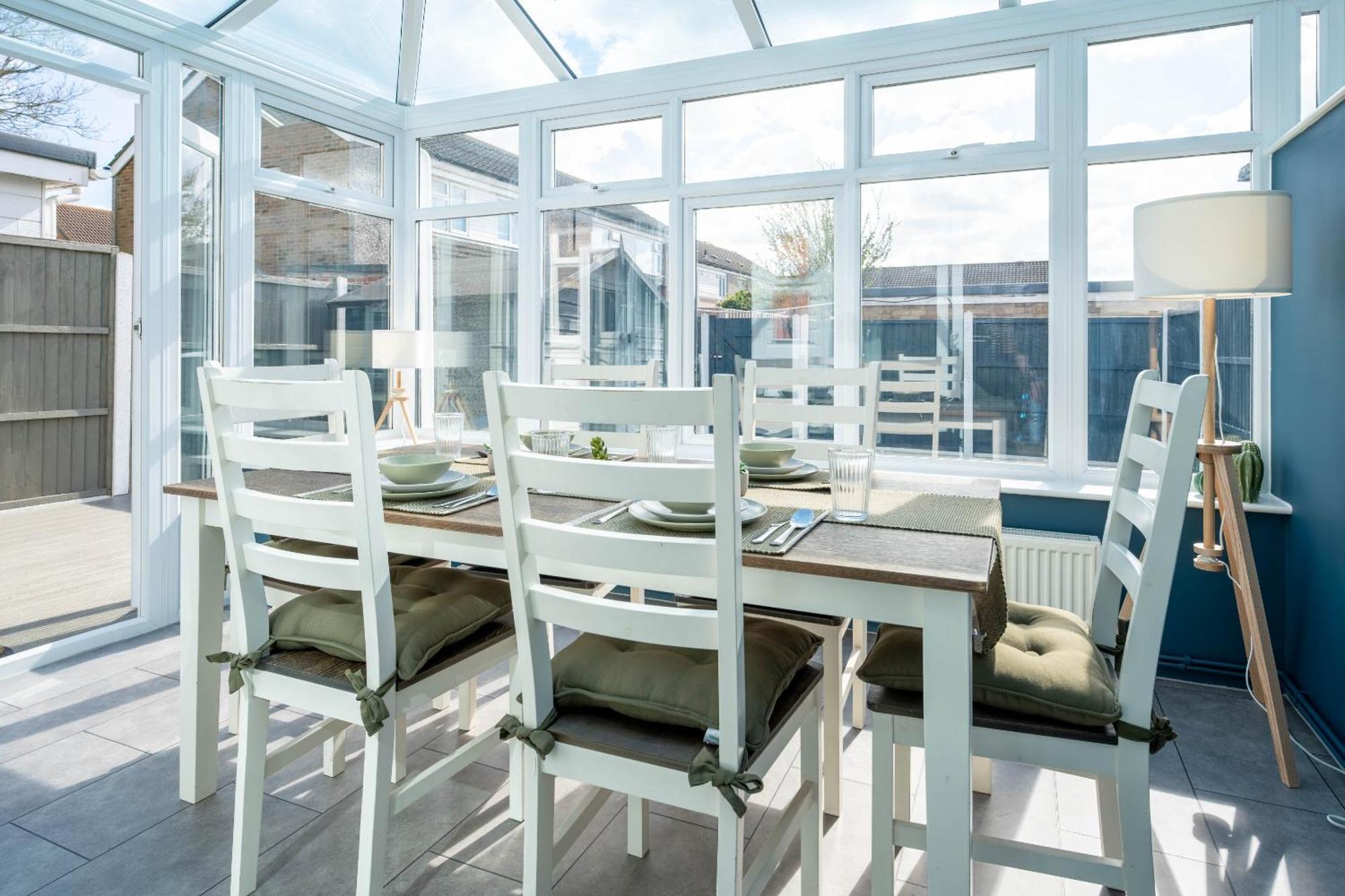 Gatwick Place - 4 Bed 2 Bath Self Contained House With Private Garden Horley Esterno foto