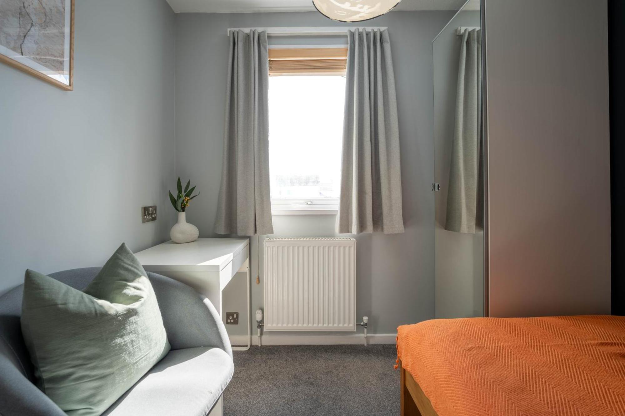 Gatwick Place - 4 Bed 2 Bath Self Contained House With Private Garden Horley Esterno foto